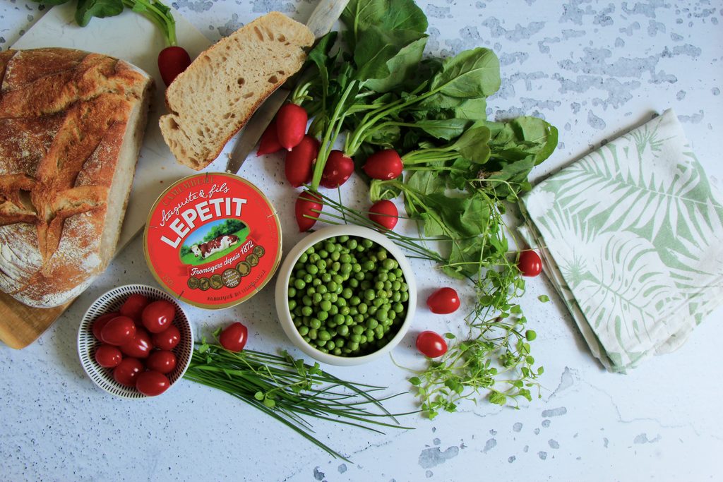 ingrédients tartines estivales au camembert, petits pois, radis et tomates cerises2